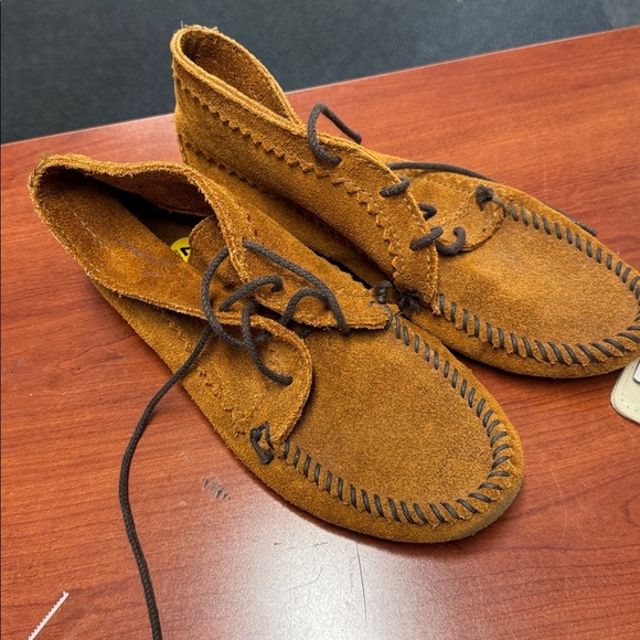 Minnetonka Shoes - Minnetonka moccasins size 7 // 101607